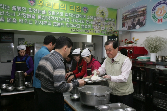 시의회 이상구 의장, 독거노인무료급식소 위문