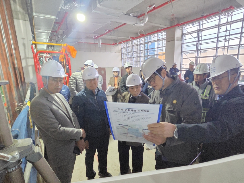 포항시의회 경제산업위원회, 포항국제전시컨벤션센터 건립현장 점검_2번째 사진